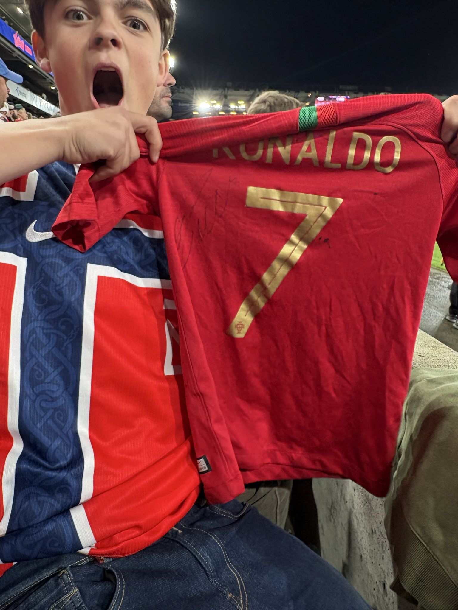 Fan nhí phát cuồng sau khi bất ngờ được Ronaldo ký tặng áo đấu