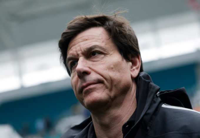 Lãnh đội Mercedes Toto Wolff xuất hiện tại khu kỹ thuật trước thềm cuộc đua. Ảnh: Reuters