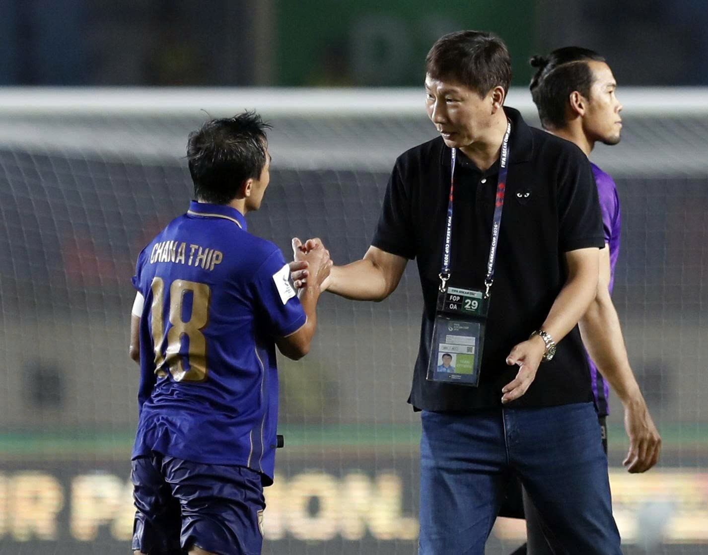 "Messi Thái" thân thiện sau đại chiến, có cử chỉ thân mật cùng HLV Kim Sang Sik - 10