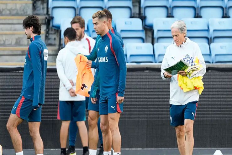 Ronaldo và HLV Jesus của Bồ Đào Nha giải quyết xong mâu thuẫn - 1