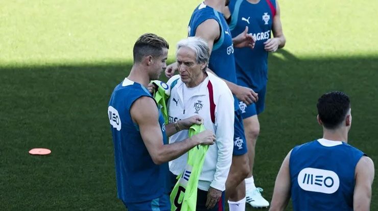 Ronaldo và HLV Jesus của Bồ Đào Nha giải quyết xong mâu thuẫn - 2