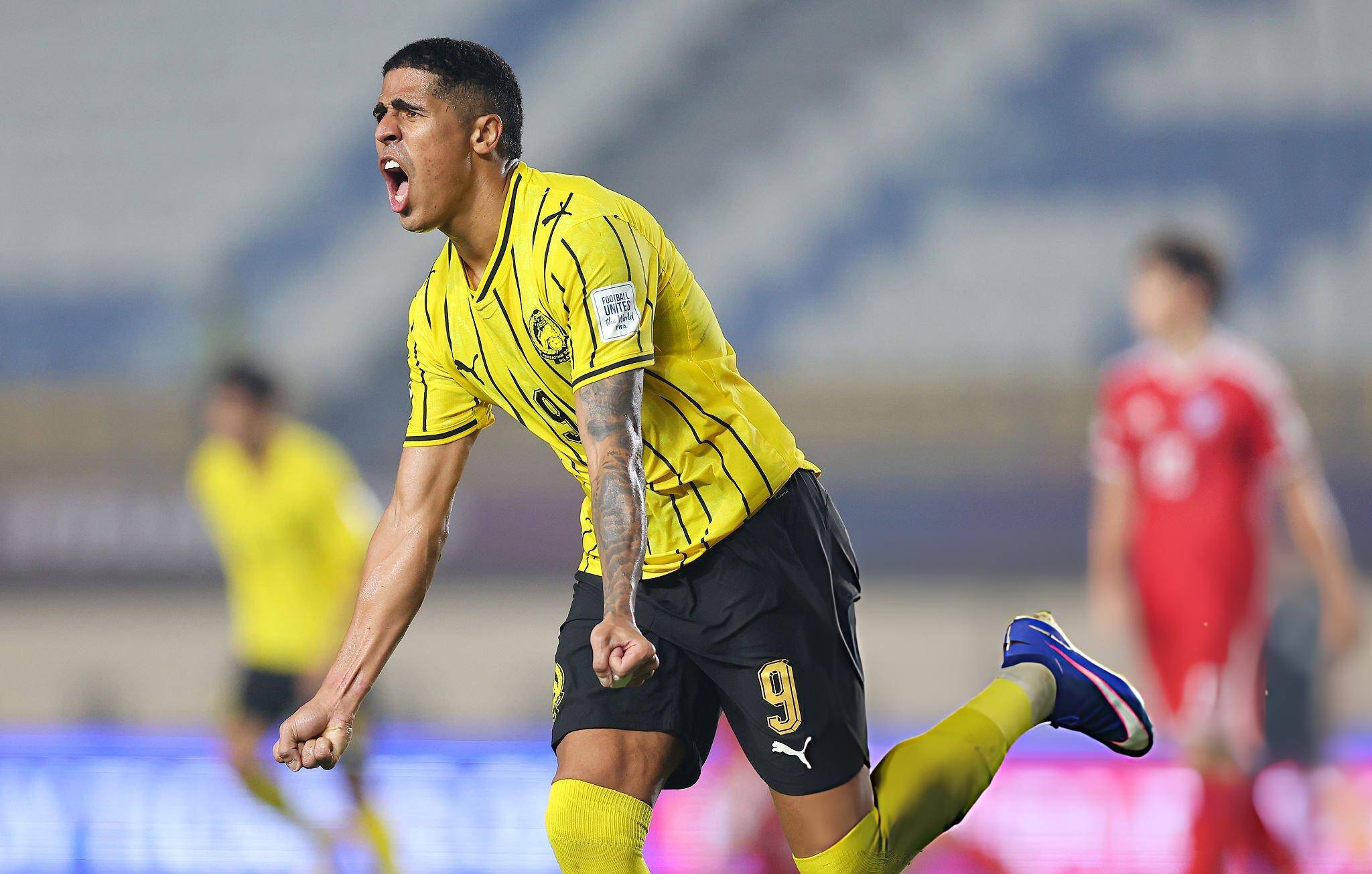 Bergson lập hat-trick nhưng như vậy là không đủ