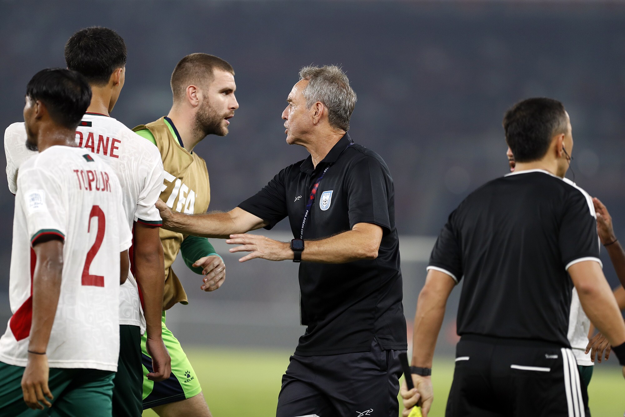 HLV trưởng Thomas Dooley của ĐT Bangladesh cũng phải chạy vào sân ngăn học trò ẩu đả.