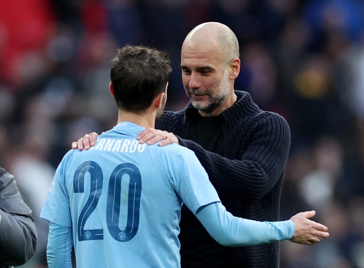 Pep Guardiola khi còn dẫn dắt Man City, ăn mừng cùng Bernado Silva trong trận thắng Chelsea ở bán kết FA Cup 2023. Ảnh: Reuters.