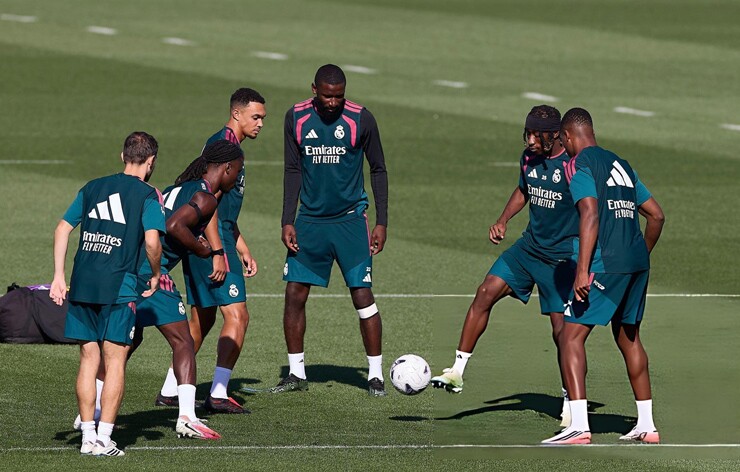 Mourinho đau đầu với hàng thủ