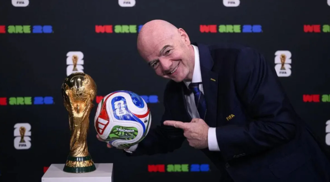 Chủ tịch FIFA Gianni Infantino chính công bố trái bóng thi đấu chính thức Trionda của World Cup 2026 tại trụ sở của FIFA ở Zurich, Thụy Sĩ ngày 2/10/2025. Ảnh: FIFA