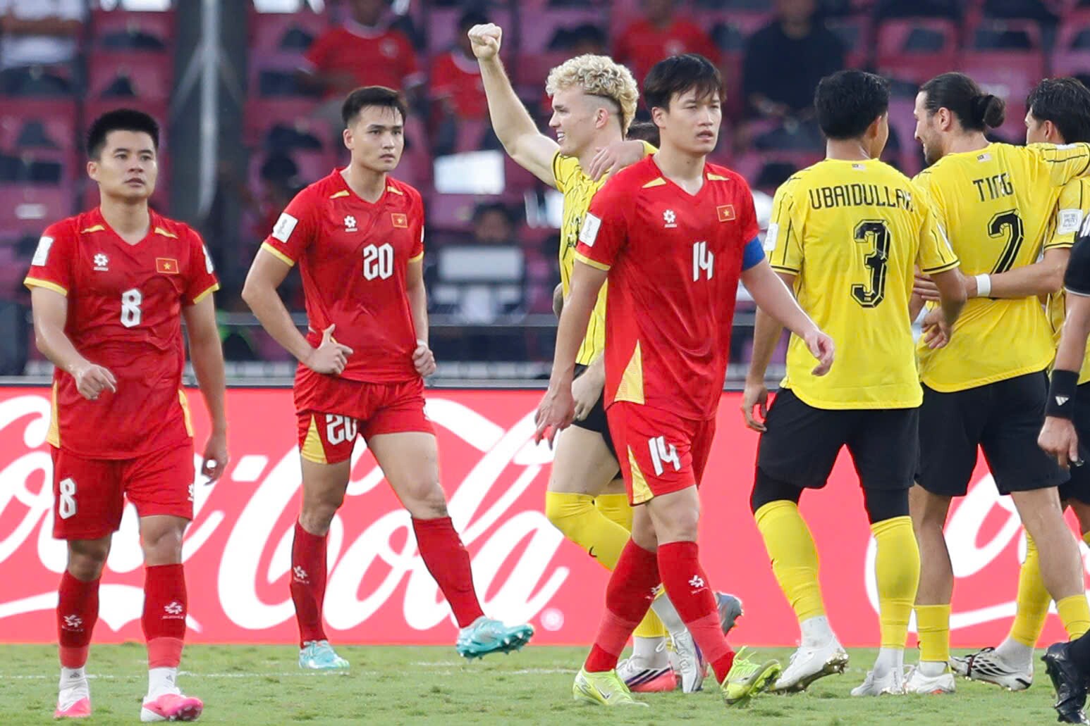 Khi tiếng còi mãn cuộc trận tranh hạng 3 FIFA ASEAN Cup vang lên, các cầu thủ ĐT Việt Nam không giấu được sự thất vọng bởi thất bại 0-1 chung cuộc trước ĐT Malaysia