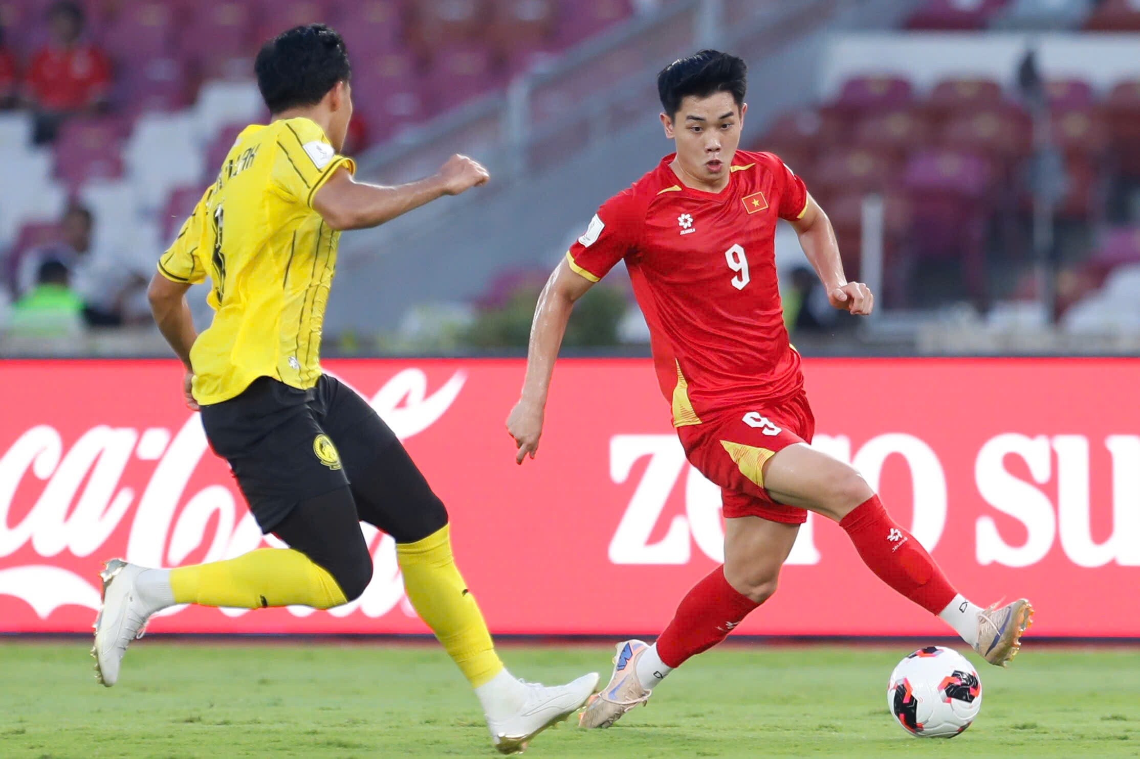Đình Bắc, Hoàng Đức bất lực nhìn ĐT Việt Nam thua Malaysia sau hơn 10 năm - 10