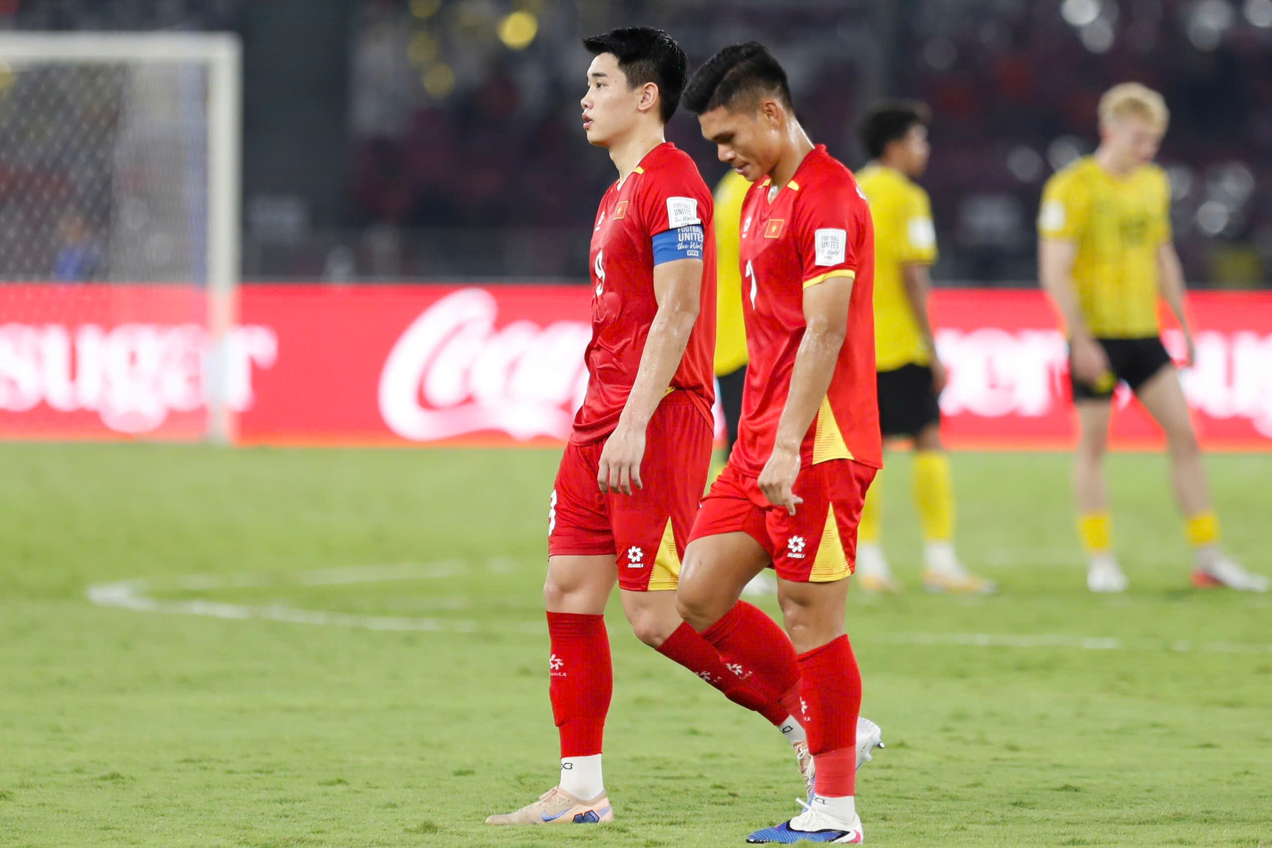 Đình Bắc được tung vào sân từ hiệp 2 nhưng không thể giúp "Những chiến binh sao vàng" tạo khác biệt
