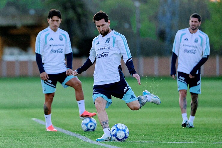 Messi tập luyện trước trận đấu chia tay Argentina. Ảnh: AFA