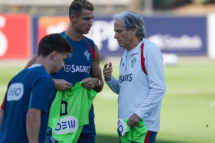 Ronaldo và HLV Jesus tồn tại bất đồng