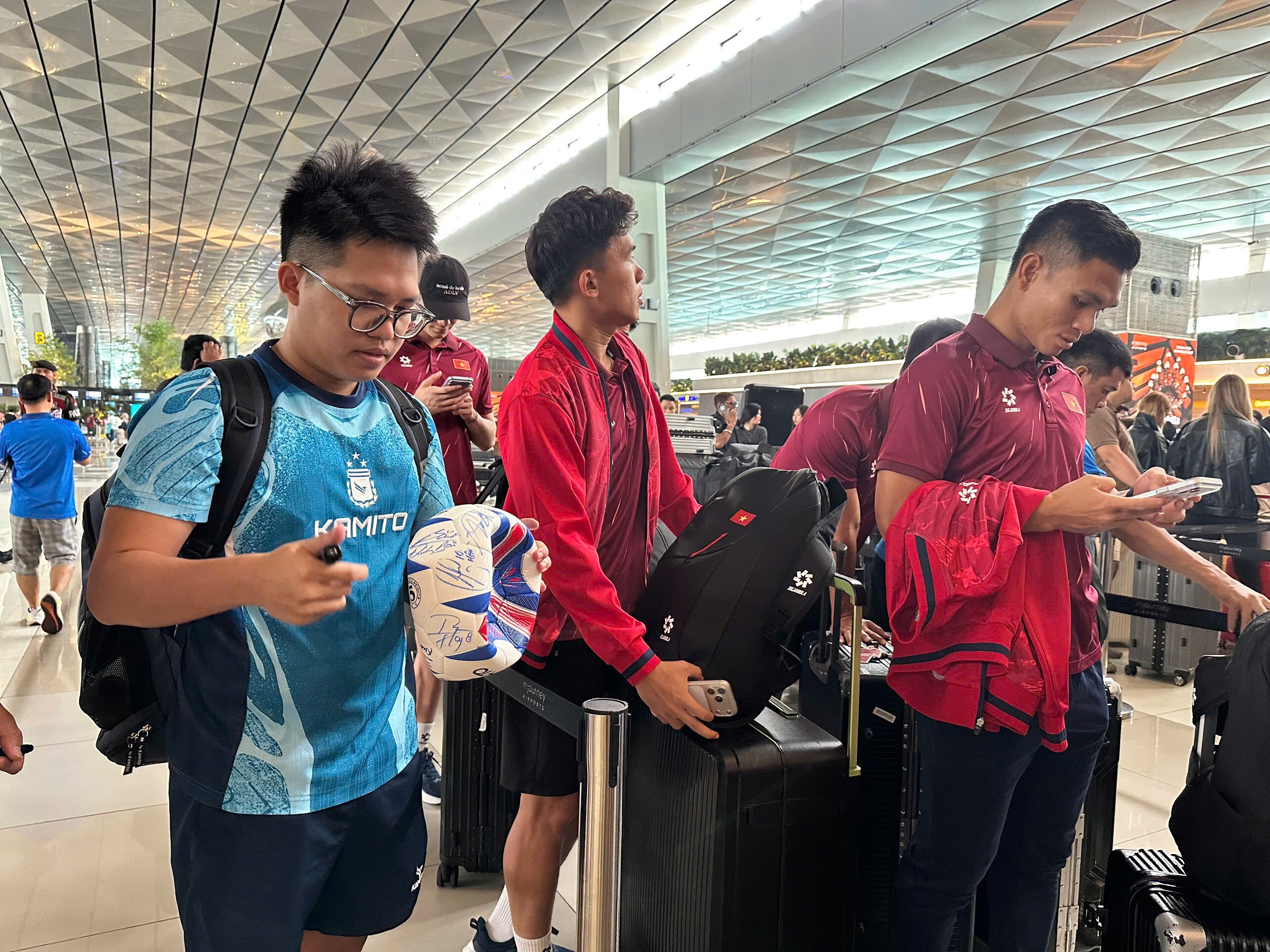 ĐT Việt Nam về nước sau hành trình ASEAN Cup, vì sao chỉ còn hơn 10 cầu thủ? - 3