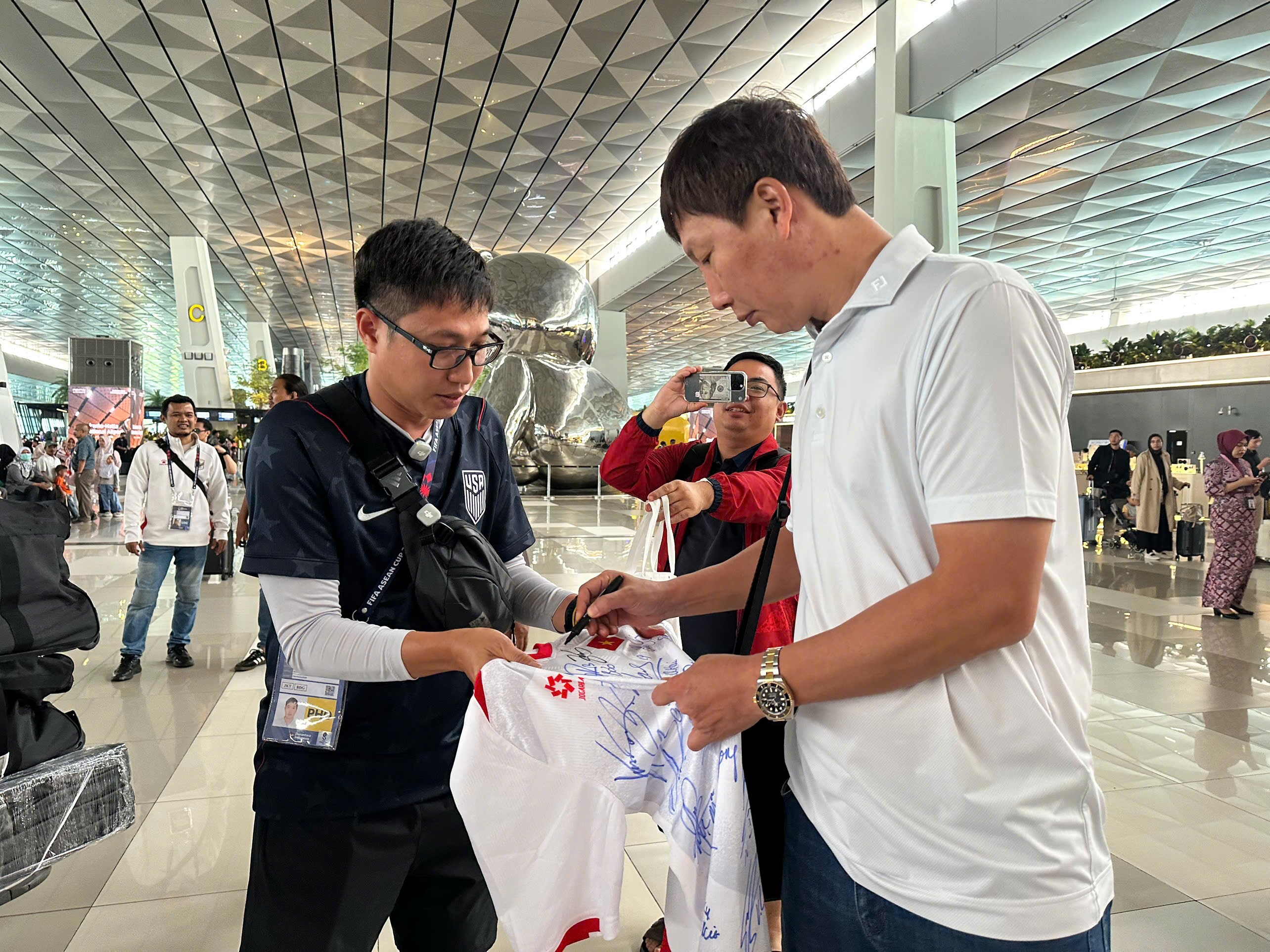 HLV Kim Sang Sik ký tặng áo đấu