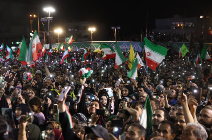 Hàng nghìn CĐV có mặt tại quảng trường Enqelab, thủ đô Tehran, trong lễ xuất quân của đội tuyển. Ảnh: Reuters