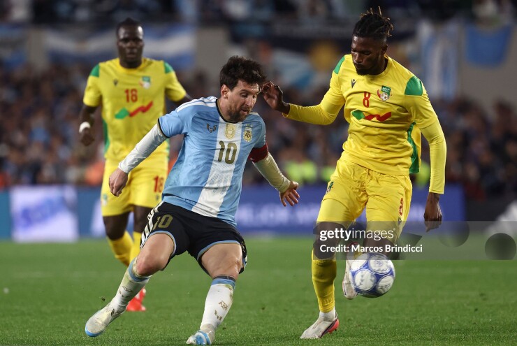 Lionel Messi chơi rất nỗ lực trong hiệp một