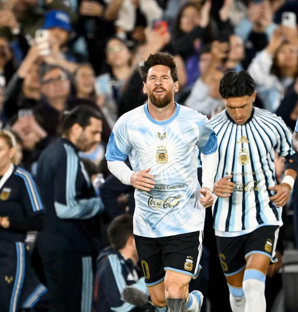 Messi bước ra sân khởi động trong những tiếng hò reo không ngớt