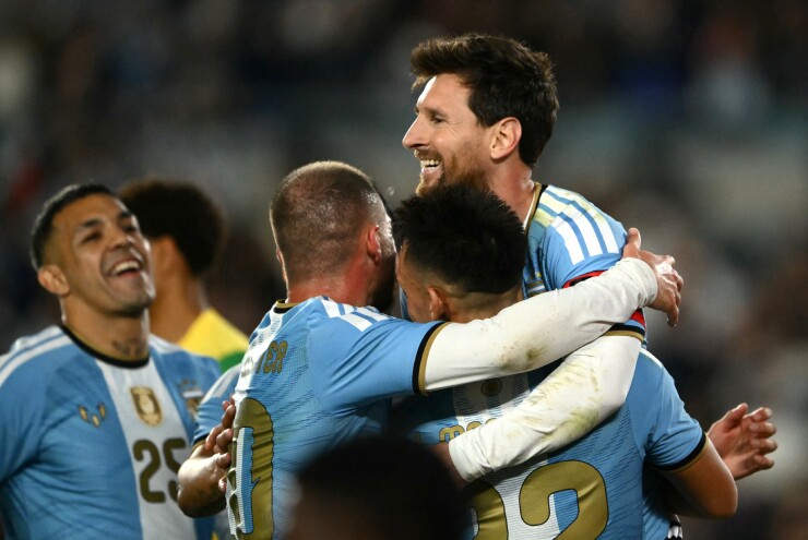 Messi lập công trong lần cuối khoác áo ĐTQG Argentina