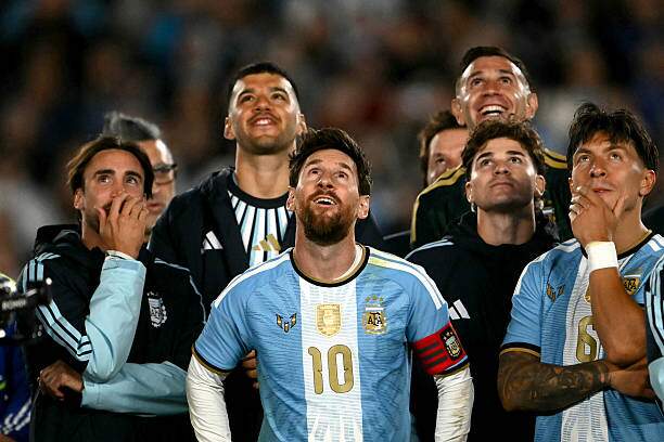 Những người anh em sân cỏ tụ hội lại để Messi có ngày chia tay ĐT Argentina trong tình yêu thương tràn ngập