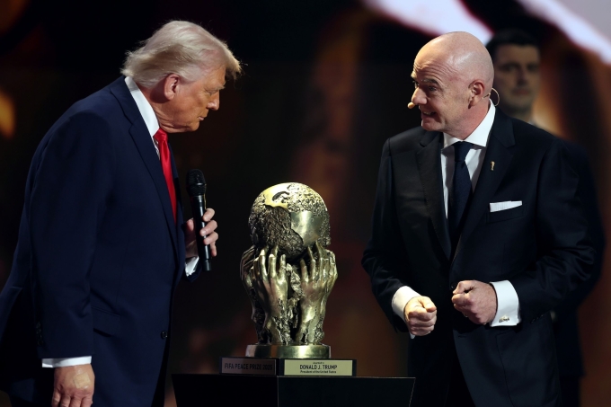 Chủ tịch FIFA Gianni Infantino (phải) và Tổng thống Mỹ Donald Trump trong lễ bốc thăm vòng bảng World Cup 2026 tại Trung tâm Kenedy, Washington D.C., Mỹ ngày 5/12/2025. Ảnh: AP