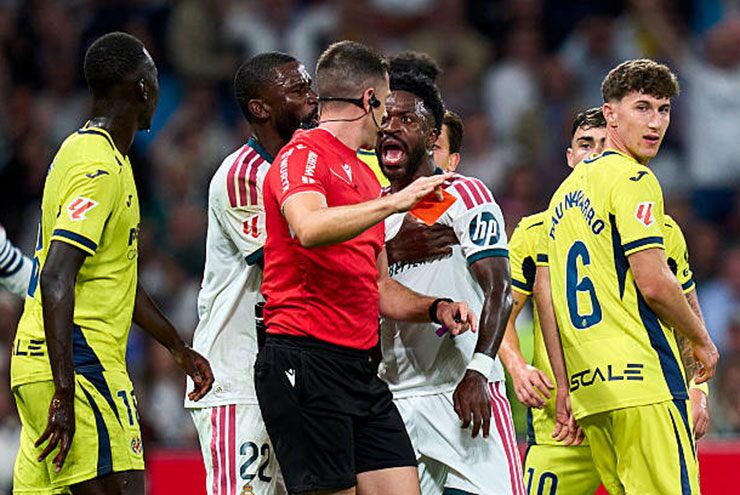Vinicius công kích trọng tài trên mạng xã hội sau khi bị thẻ đỏ vì giật tóc đối phương