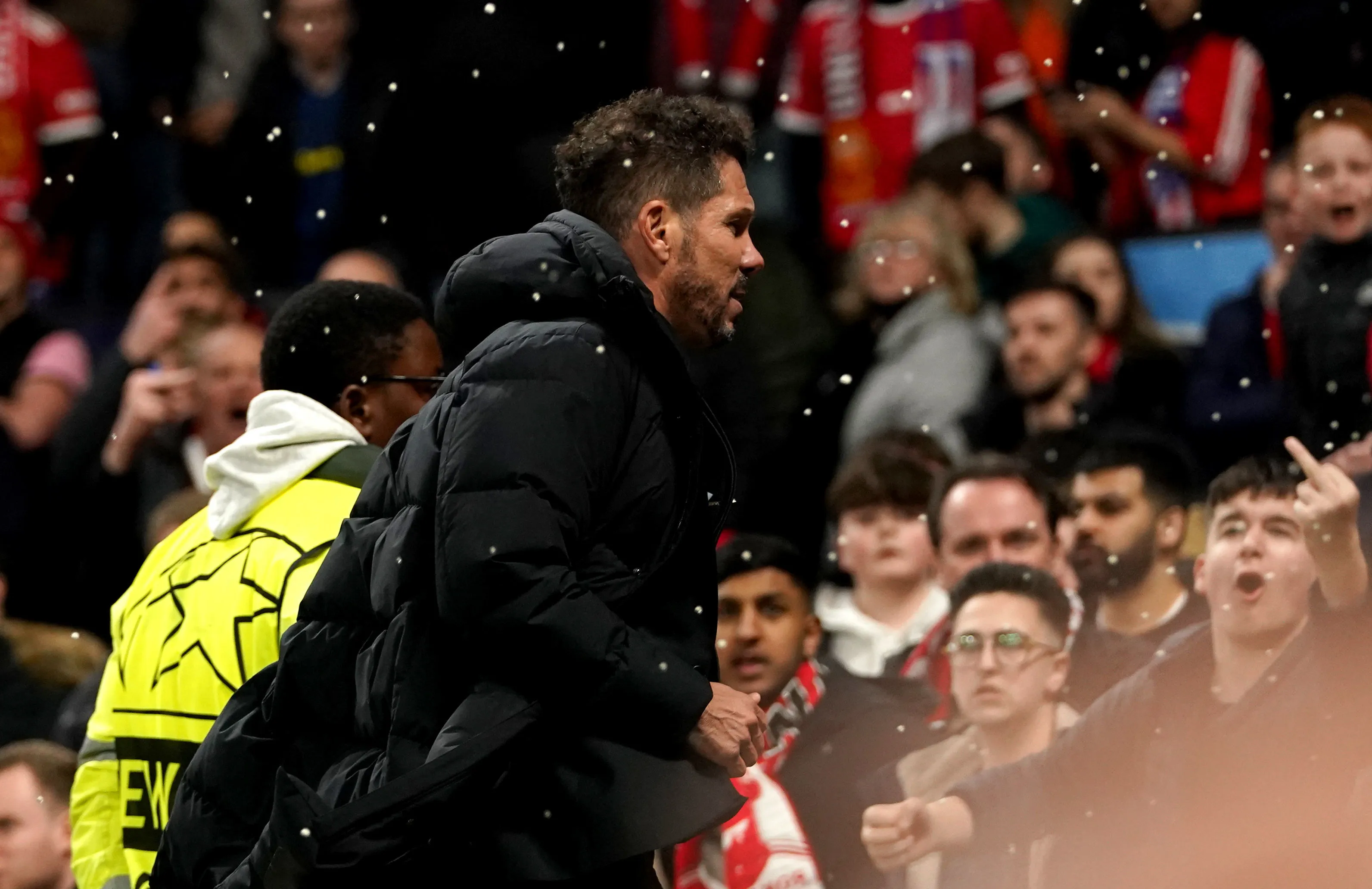 HLV Simeone từng phải đối diện với sự thù địch từ các fan MU