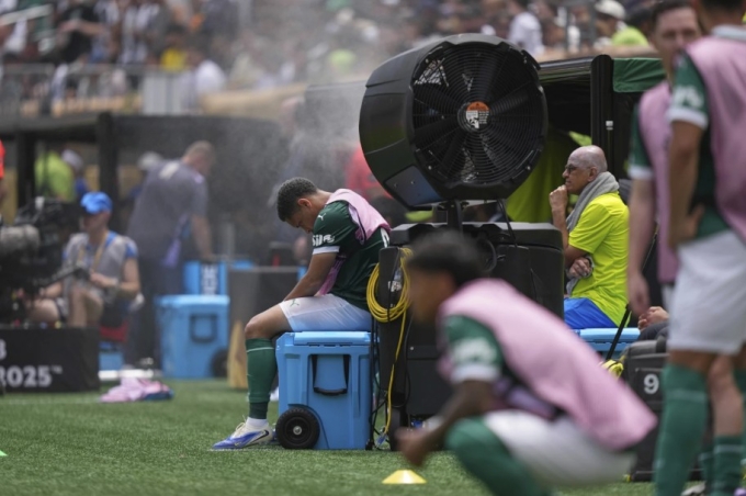 Tiền đạo Vitor Roque của Palmeiras ngồi trước máy tạo sương làm mát sau khi rời sân trong trận gặp Botafogo ở vòng 1/8 FIFA Club World Cup tại Philadelphia ngày 29/6/2025. Ảnh: AP