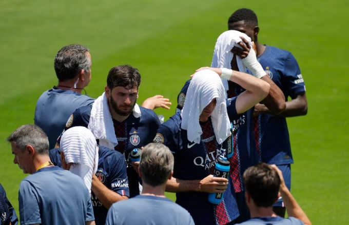 Các cầu thủ PSG làm mát trong thời gian tạm dừng trận đấu giữa PSG và Atletico Madrid tại vòng bảng FIFA Club World Cup trên sân Rose Bowl, Pasadena, California, Mỹ ngày 15/6/2025. Ảnh: Reuters