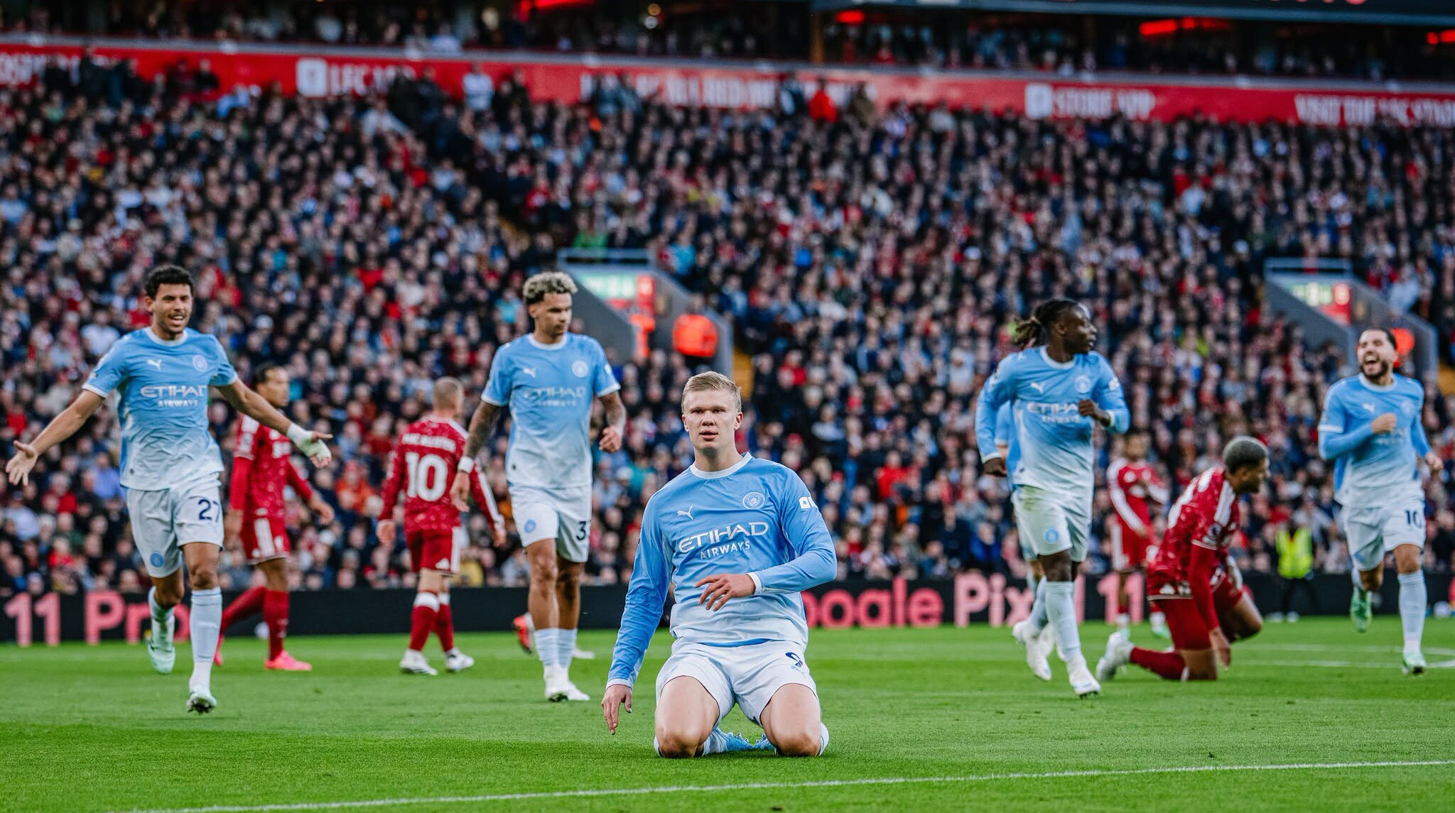 Haaland vừa ghi bàn vào lưới Liverpool
