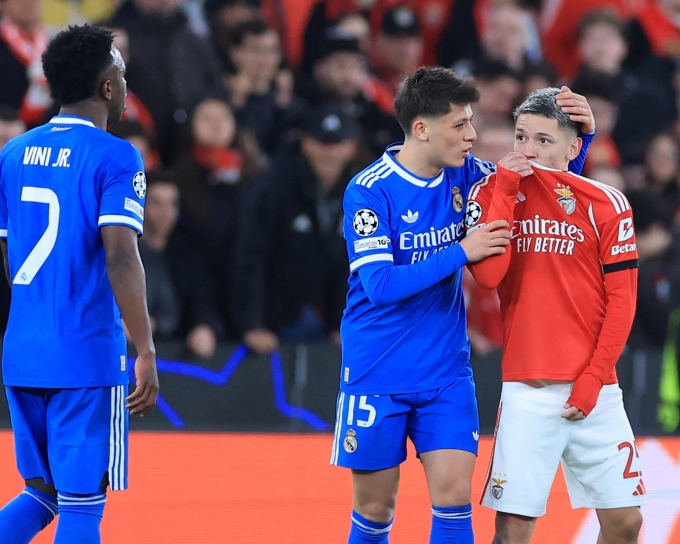 Prestianni che miệng nói với Vinicius, trước khi trận đấu giữa Benfica và Real Madrid bị hoãn ở lượt đi vòng play-off Champions League trên sân Da Luz, thành phố Lisbon, Bồ Đào Nha tối 17/2/2026. Ảnh: AFP