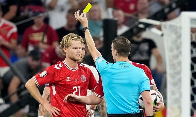 Tiền vệ Morten Hjulmand nhận thẻ vàng trong trận Đan Mạch gặp Serbia ở Munich, Đức, bảng D Euro 2024 ngày 25/6. Ảnh: Reuters
