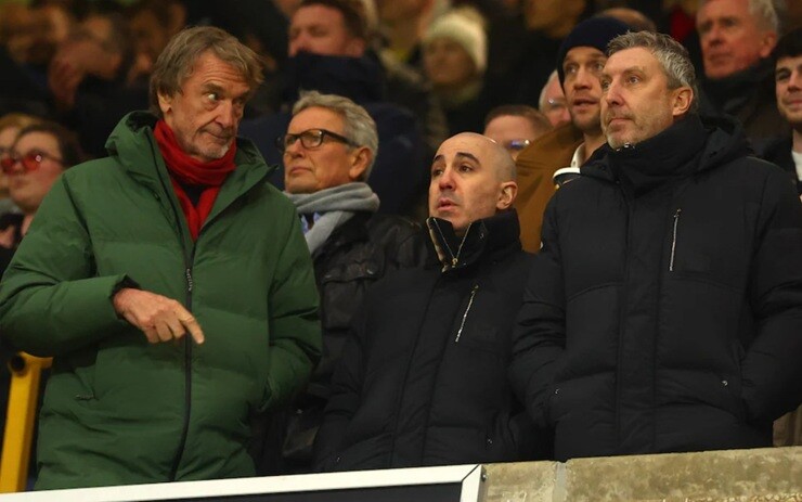 Mọi sự chú ý đang đổ dồn vào Sir Jim Ratcliffe, Omar Berrada (ở giữa) và Jason Wilcox (bên phải)