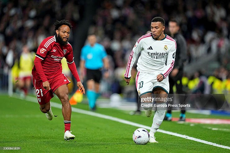 Mbappe (áo trắng) tỏa sáng với cú đúp