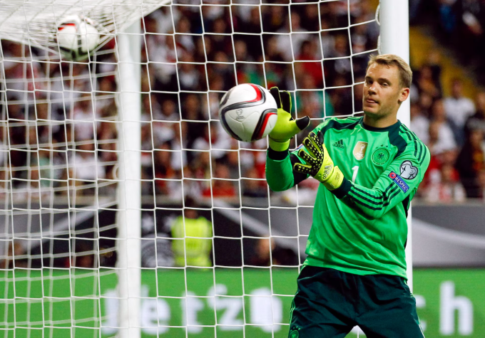 Manuel Neuer lấy bóng trong trận Đức gặp Ba Lan ở vòng loại Euro 2016 tại Frankfurt, Đức ngày 4/9/2015. Ảnh: Reuters