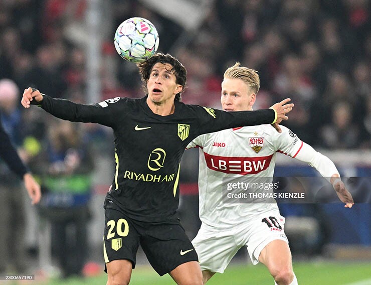 Atletico (áo đen) và Stuttgart thi đấu quyết tâm