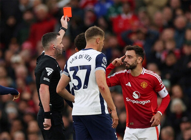 Chiếc thẻ đỏ của Bruno Fernandes trong trận gặp Tottenham