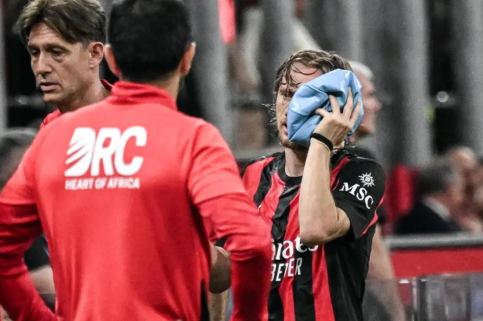 Luka Modric chườm đá vùng mặt khi rời sân trong trận AC Milan hòa Juventus 0-0 ở vòng 34 Serie A ngày 26/4/2026. Ảnh: EFE