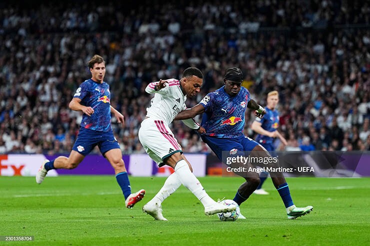 Real Madrid (áo trắng) giành chiến thắng đậm đà trước Leipzig
