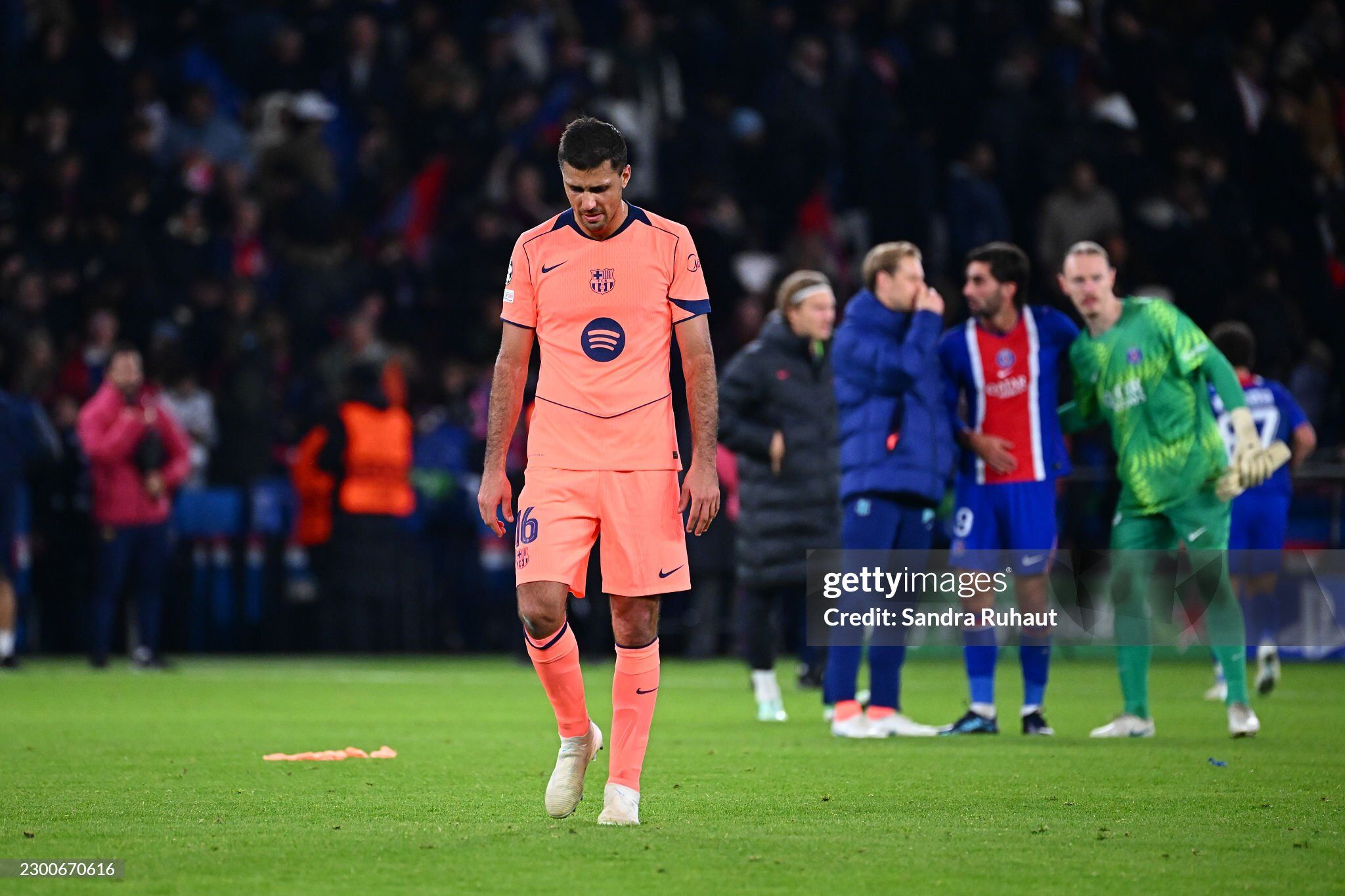 Barca (áo cam) ra sân trước Real 1 ngày nhưng thua đau PSG