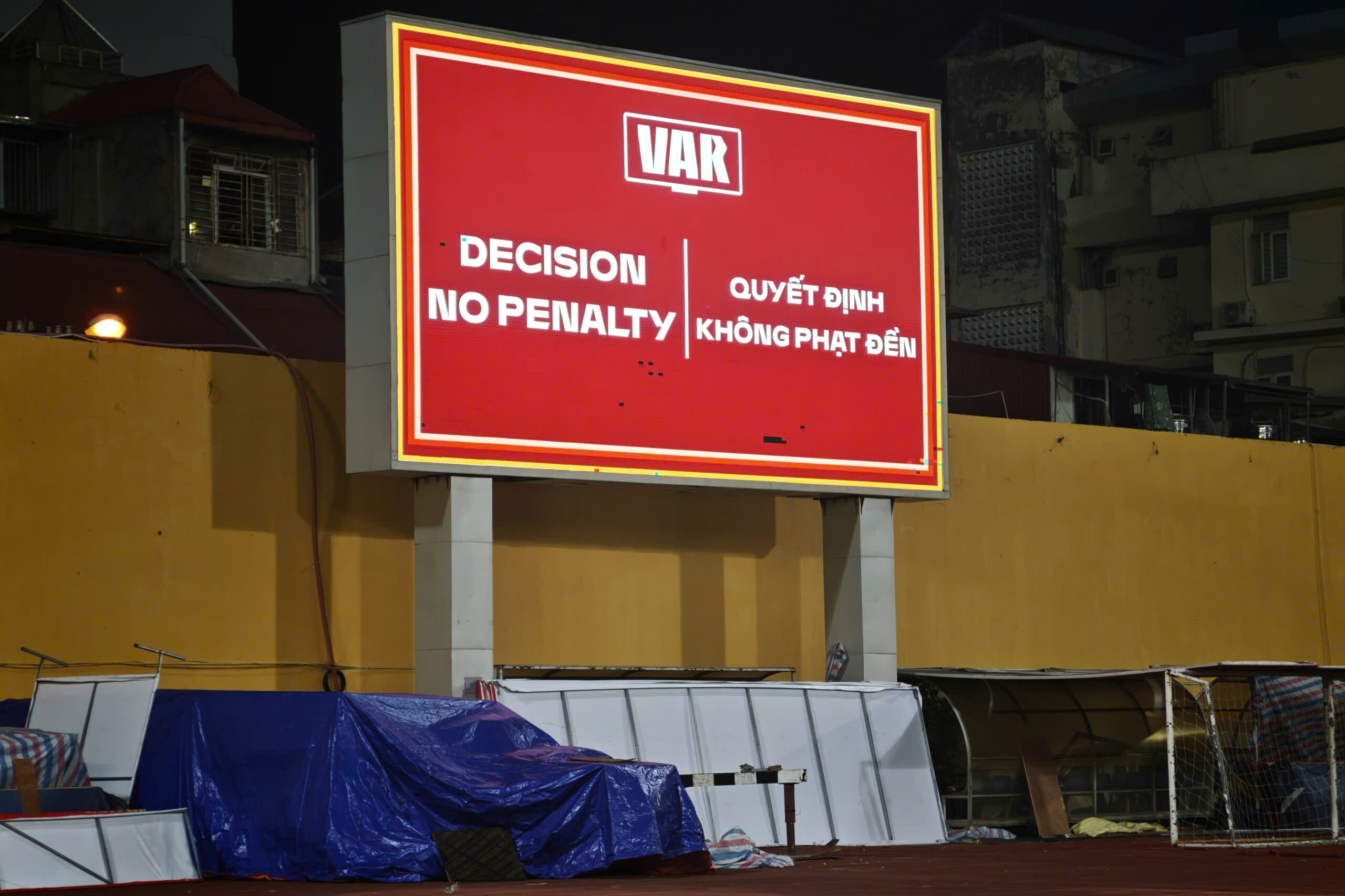 VAR thay đổi quyết định quan trọng ở trận CAHN - Thanh Hóa