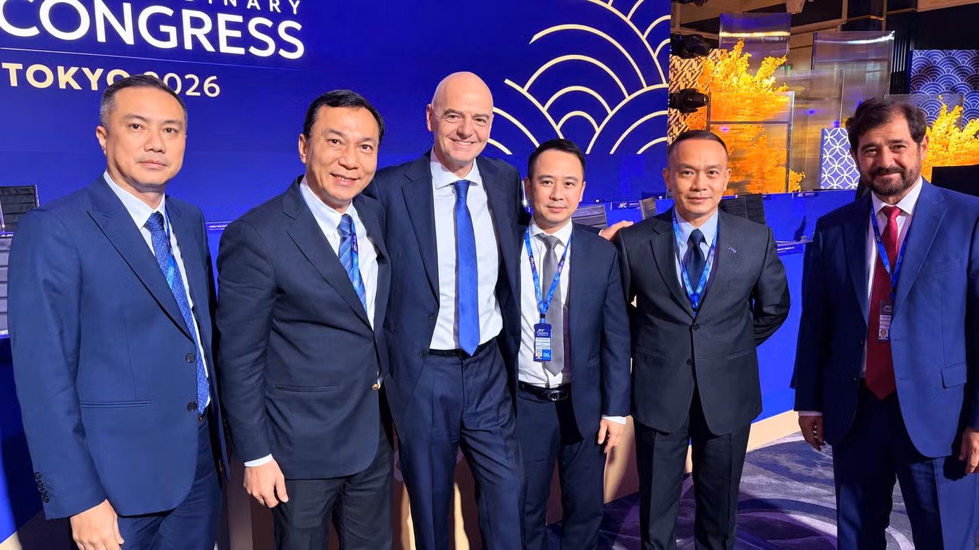 Chủ tịch VFF Trần Quốc Tuấn cùng các quan chức FIFA và AFC - ảnh VFF