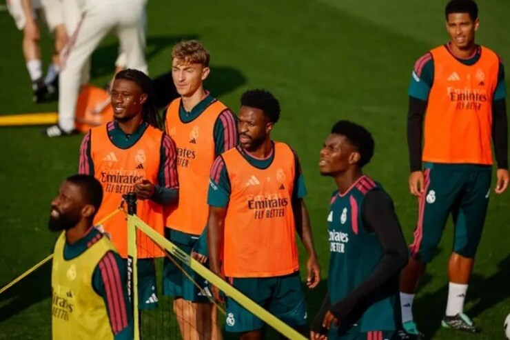 Niềm vui của các cầu thủ Real Madrid trên sân tập