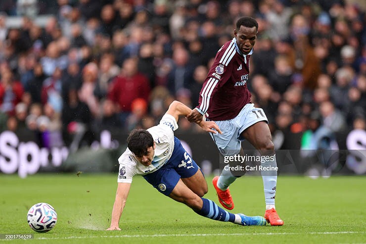 Tiền đạo Jackson (áo sẫm) thi đấu tuyệt hay trước Man City