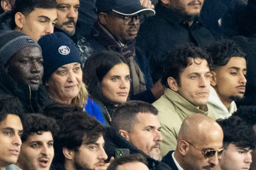Sampaio theo dõi trận PSG - Barca và sau đó đăng bức ảnh gây tò mò dư luận
