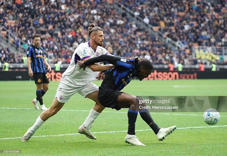 Inter Milan (áo xanh đen) ngược dòng ngoạn mục
