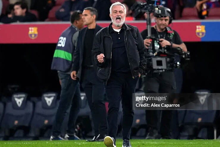HLV Mourinho tỏ ra cao tay
