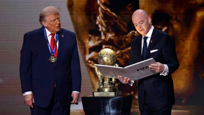 Tổng thống Mỹ Donald Trump (trái) khi nhận giải FIFA Hòa bình từ Chủ tịch FIFA Gianni Infantino vào tháng 12/2025. Ảnh: NRK