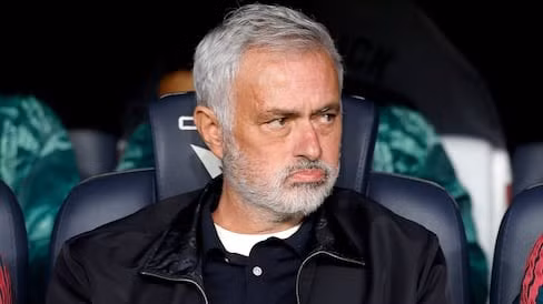 Mourinho không chỉ ăn mừng, ông còn biết cách khuấy động El Clasico theo cách đặc biệt (Ảnh: AS)