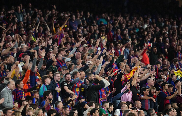 Cổ động viên Barcelona bị tố ném vật thể xuống sân