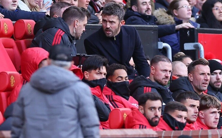 Carrick không còn lựa chọn nào khác ngoài việc loại Fernandes khỏi đội hình