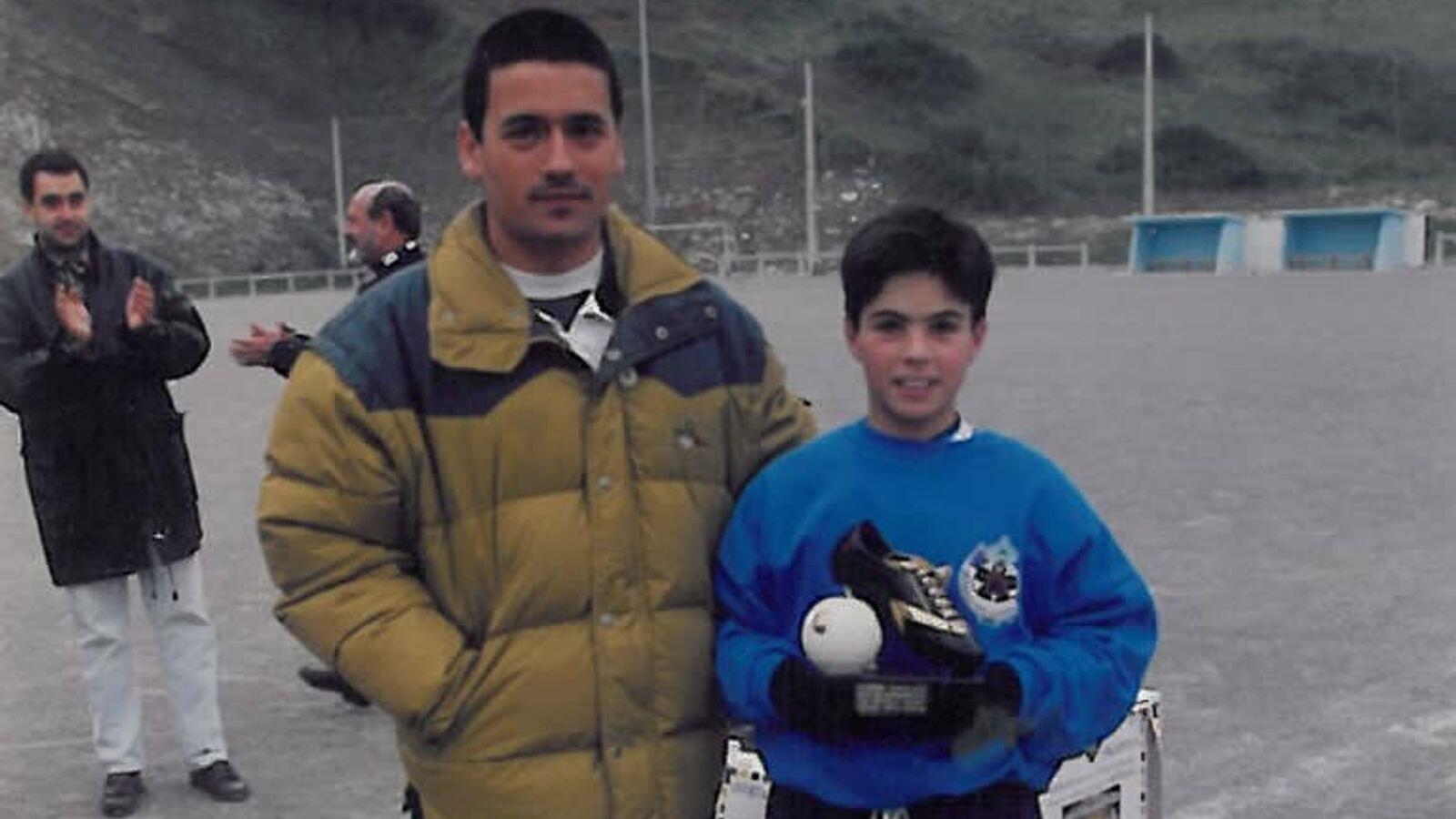 Mikel Arteta chụp ảnh cùng chiếc cúp trên sân bóng phủ sỏi cũ của CLB Antiguoko (Ảnh: Antiguoko).